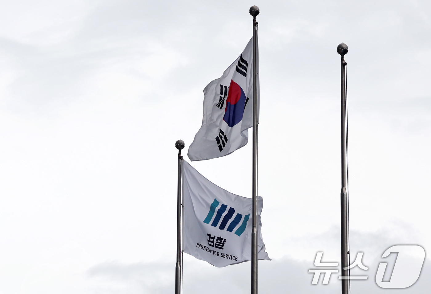 (서울=뉴스1) 구윤성 기자 = 13일 서울 서초구 대검찰청에 검찰기와 태극기가 엇갈린 채 바람에 휘날리고 있다.국정기획위원회는 이날 검찰청 폐지와 공소청·중대범죄수사청 신설 등 …