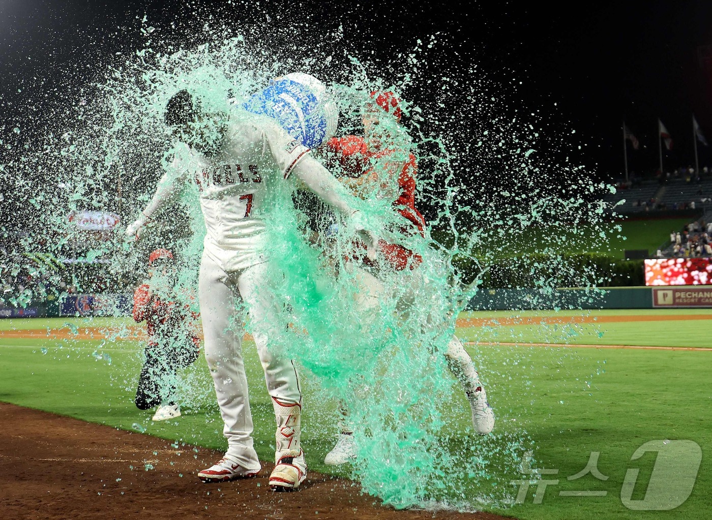 (애너하임 AFP=뉴스1) 권영미 기자 = 12일(현지시간) 캘리포니아 애너하임의 에인절 스타디움에서 열린 경기에서 로스앤젤레스 에인절스의 조 아델(등번호 7)이 10회말 끝내기 …