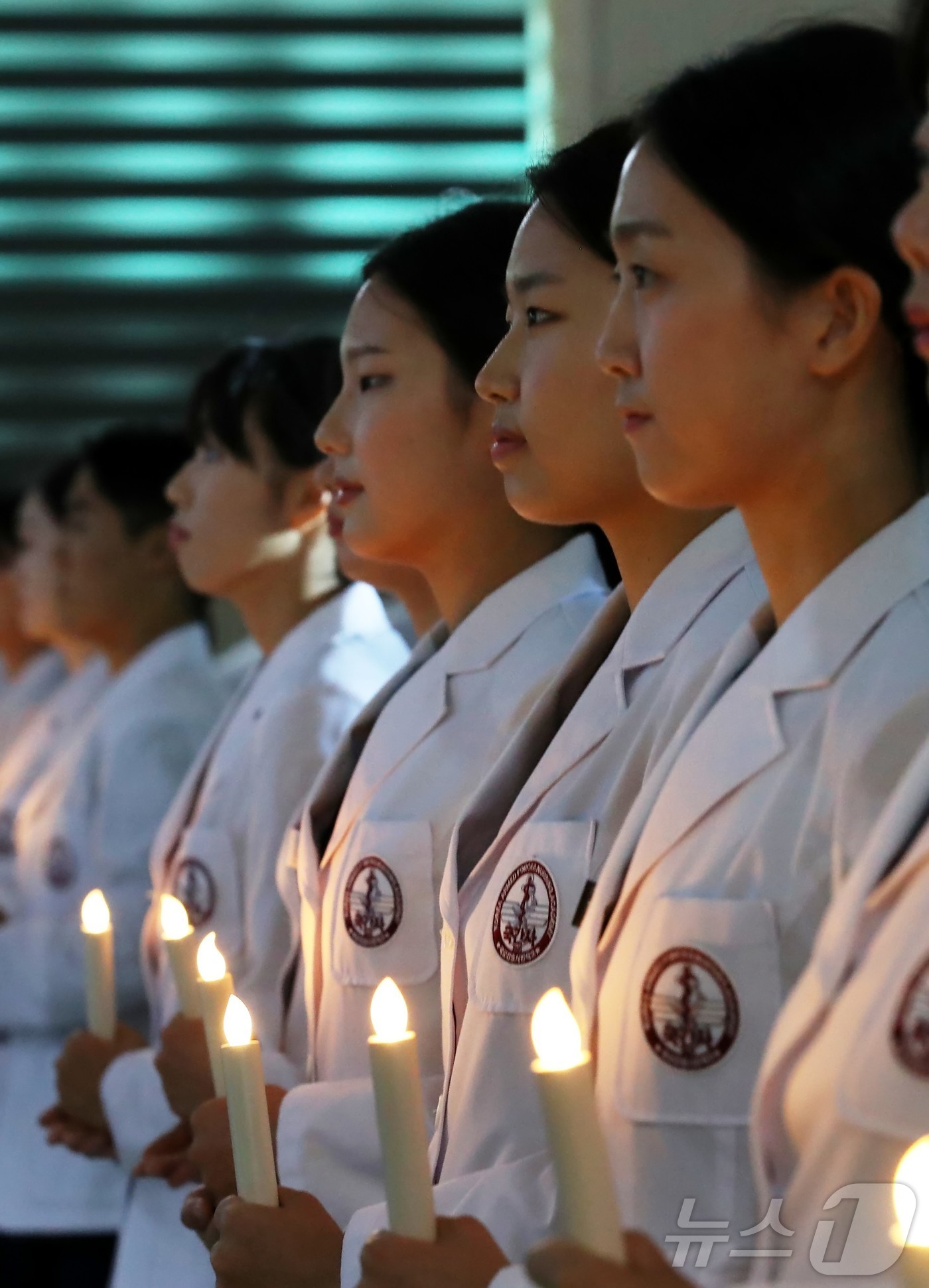 (대전=뉴스1) 김기태 기자 = 13일 오후 대전 유성구 국군간호사관학교에서 열린 나이팅게일 선서식에서 생도들이 간호 정신을 본받아 전문 간호인으로서 사랑과 봉사의 자세로 헌신할 …