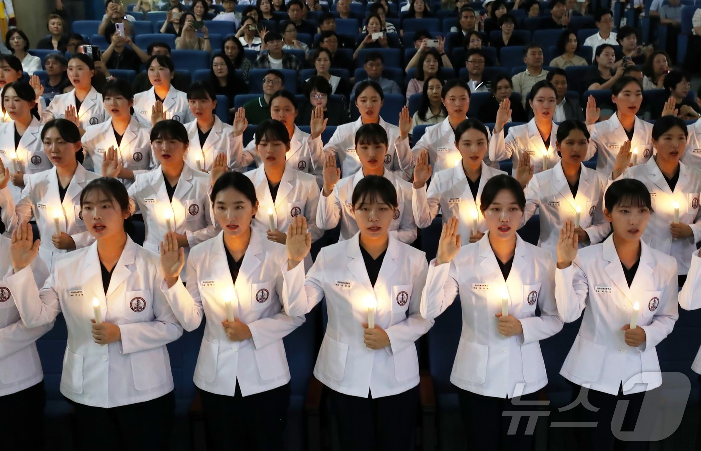(대전=뉴스1) 김기태 기자 = 13일 오후 대전 유성구 국군간호사관학교에서 열린 나이팅게일 선서식에서 생도들이 간호 정신을 본받아 전문 간호인으로서 사랑과 봉사의 자세로 헌신할 …