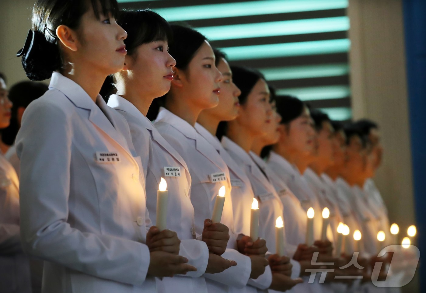 (대전=뉴스1) 김기태 기자 = 13일 오후 대전 유성구 국군간호사관학교에서 열린 나이팅게일 선서식에서 생도들이 간호 정신을 본받아 전문 간호인으로서 사랑과 봉사의 자세로 헌신할 …