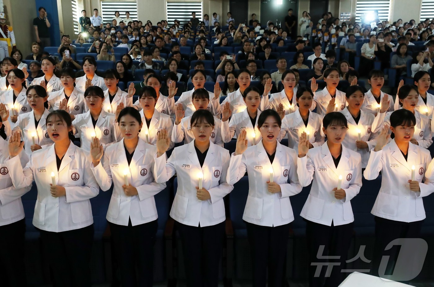 (대전=뉴스1) 김기태 기자 = 13일 오후 대전 유성구 국군간호사관학교에서 열린 나이팅게일 선서식에서 생도들이 간호 정신을 본받아 전문 간호인으로서 사랑과 봉사의 자세로 헌신할 …