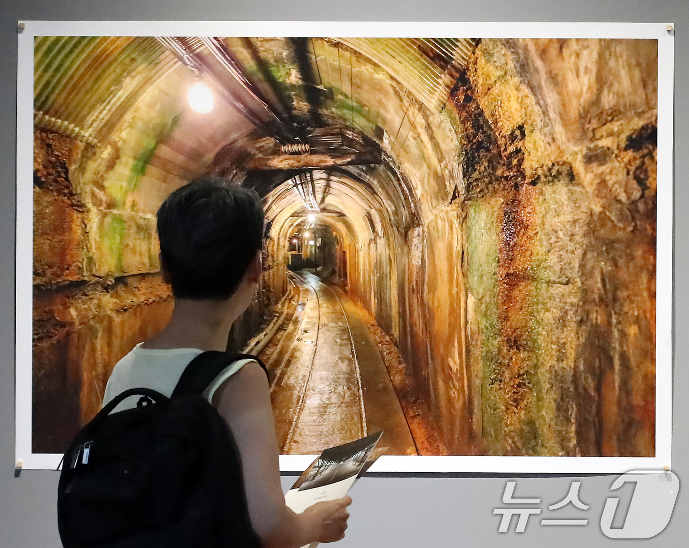 (대구=뉴스1) 공정식 기자 = 13일 대구 남구 계명대학교 대명캠퍼스 극재미술관을 찾은 시민이 사진기록연구소 광복 80주년 기획전 '잊혀진 이름 남겨진 자리-조선인 강제동원의 기 …