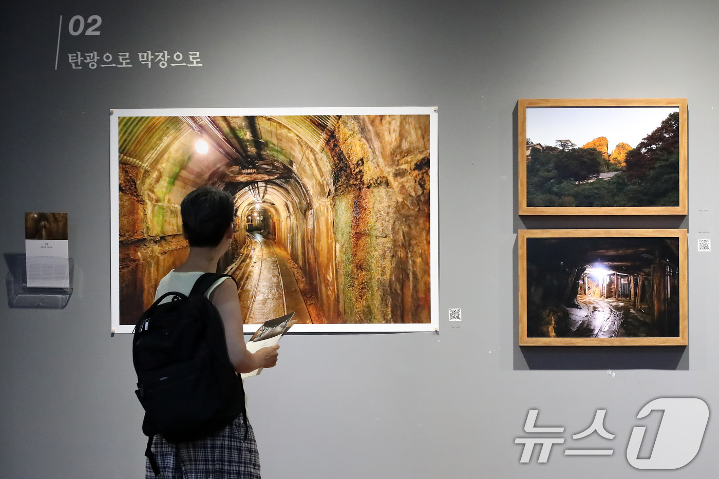 (대구=뉴스1) 공정식 기자 = 13일 대구 남구 계명대학교 대명캠퍼스 극재미술관을 찾은 시민이 사진기록연구소 광복 80주년 기획전 '잊혀진 이름 남겨진 자리-조선인 강제동원의 기 …