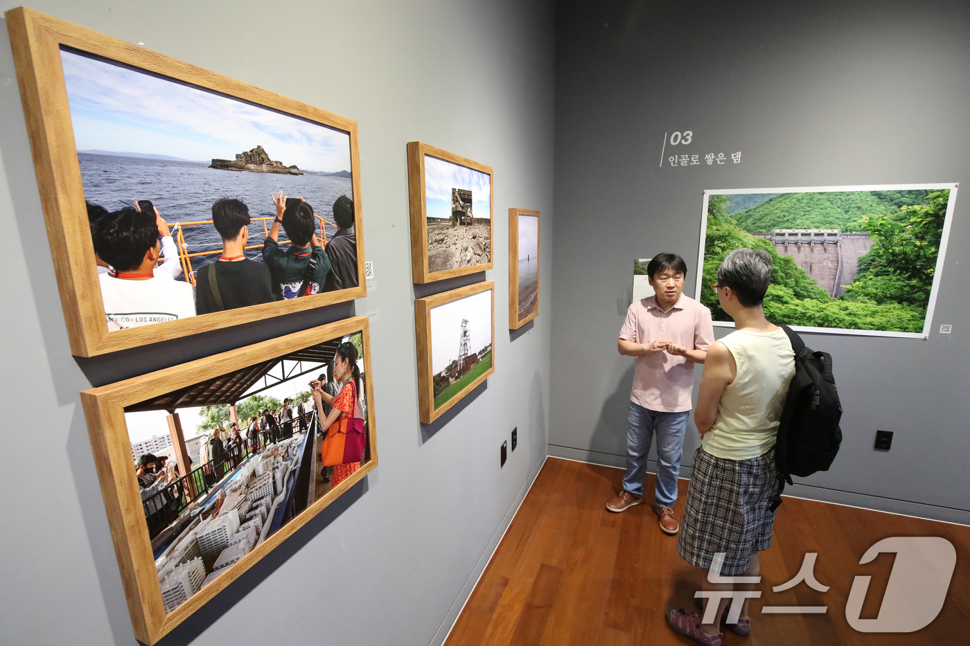 (대구=뉴스1) 공정식 기자 = 13일 대구 남구 계명대학교 대명캠퍼스 극재미술관을 찾은 시민이 사진기록연구소 광복 80주년 기획전 '잊혀진 이름 남겨진 자리-조선인 강제동원의 기 …