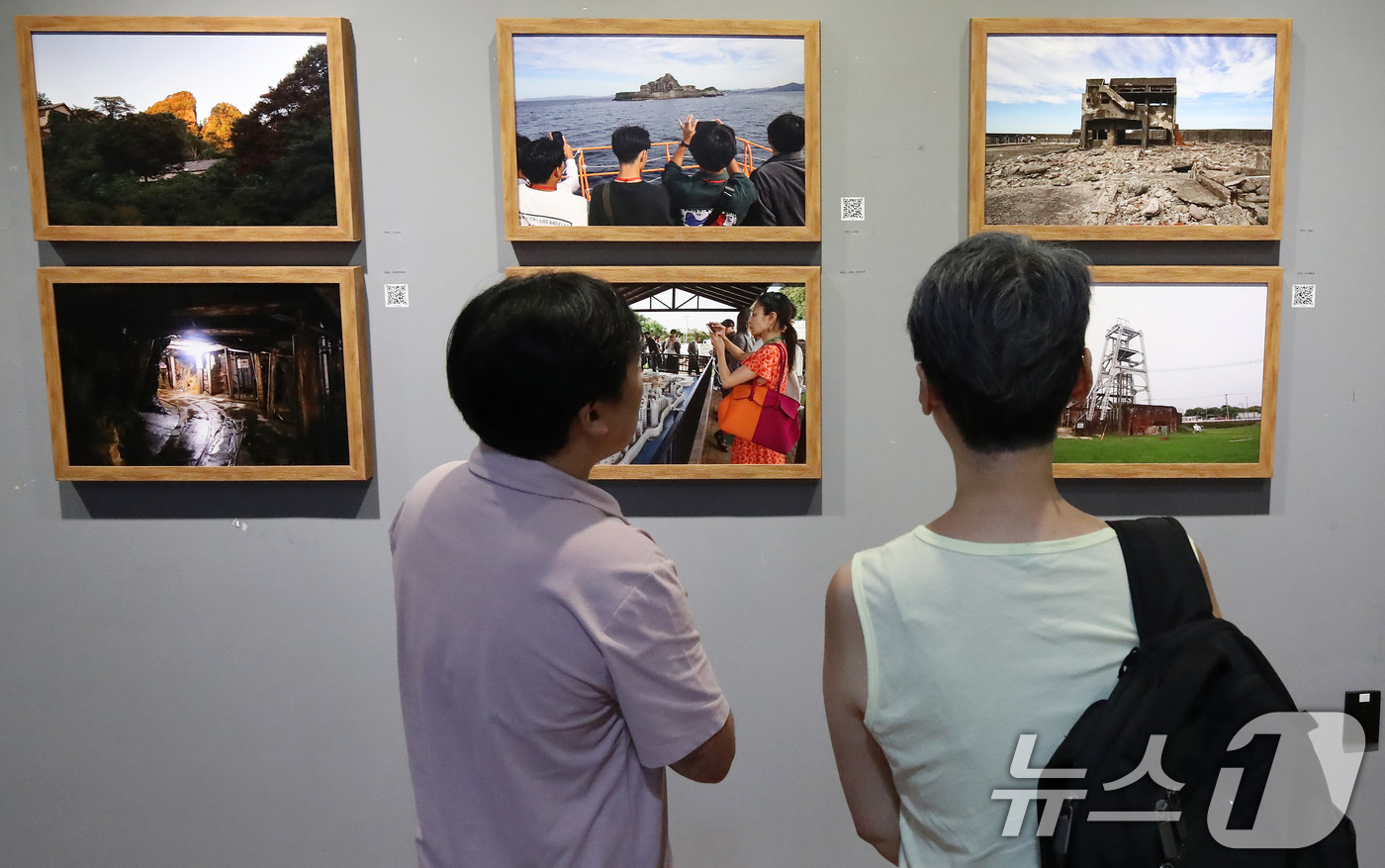 (대구=뉴스1) 공정식 기자 = 13일 대구 남구 계명대학교 대명캠퍼스 극재미술관을 찾은 시민이 사진기록연구소 광복 80주년 기획전 '잊혀진 이름 남겨진 자리-조선인 강제동원의 기 …