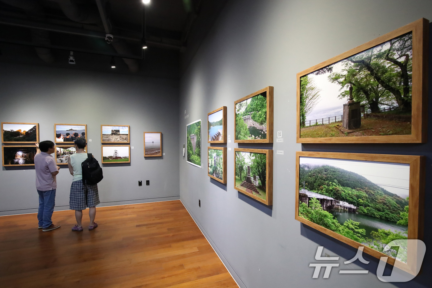 (대구=뉴스1) 공정식 기자 = 13일 대구 남구 계명대학교 대명캠퍼스 극재미술관을 찾은 시민이 사진기록연구소 광복 80주년 기획전 '잊혀진 이름 남겨진 자리-조선인 강제동원의 기 …