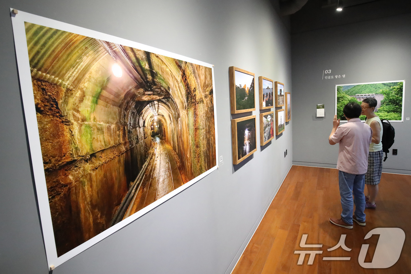 (대구=뉴스1) 공정식 기자 = 13일 대구 남구 계명대학교 대명캠퍼스 극재미술관을 찾은 시민이 사진기록연구소 광복 80주년 기획전 '잊혀진 이름 남겨진 자리-조선인 강제동원의 기 …