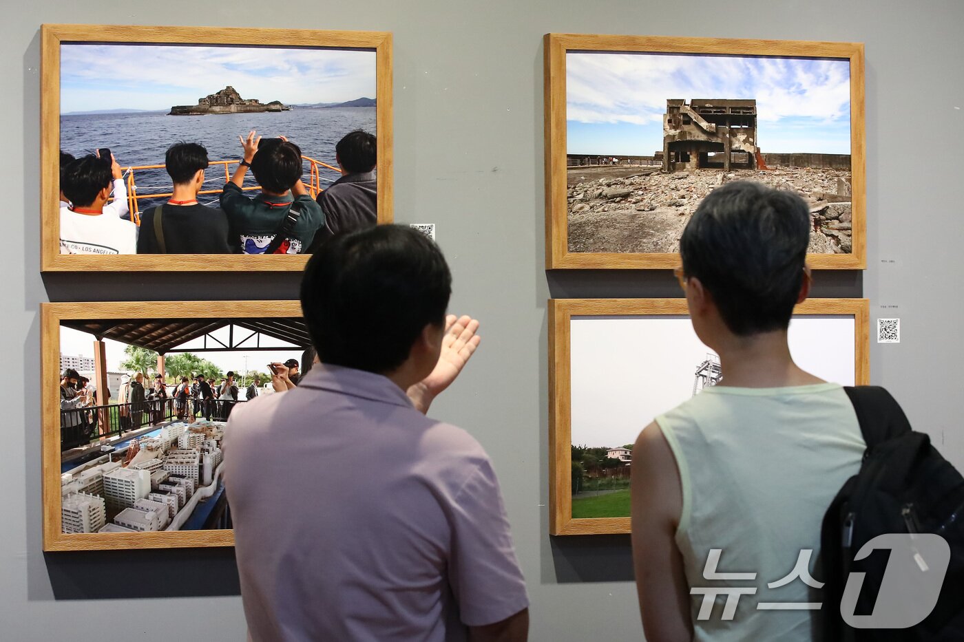 본문 이미지 - 13일 대구 남구 계명대학교 대명캠퍼스 극재미술관을 찾은 시민이 사진기록연구소 광복 80주년 기획전 '잊혀진 이름 남겨진 자리-조선인 강제동원의 기록' 사진을 관람하고 있다. 2025.8.13/뉴스1 ⓒ News1 공정식 기자
