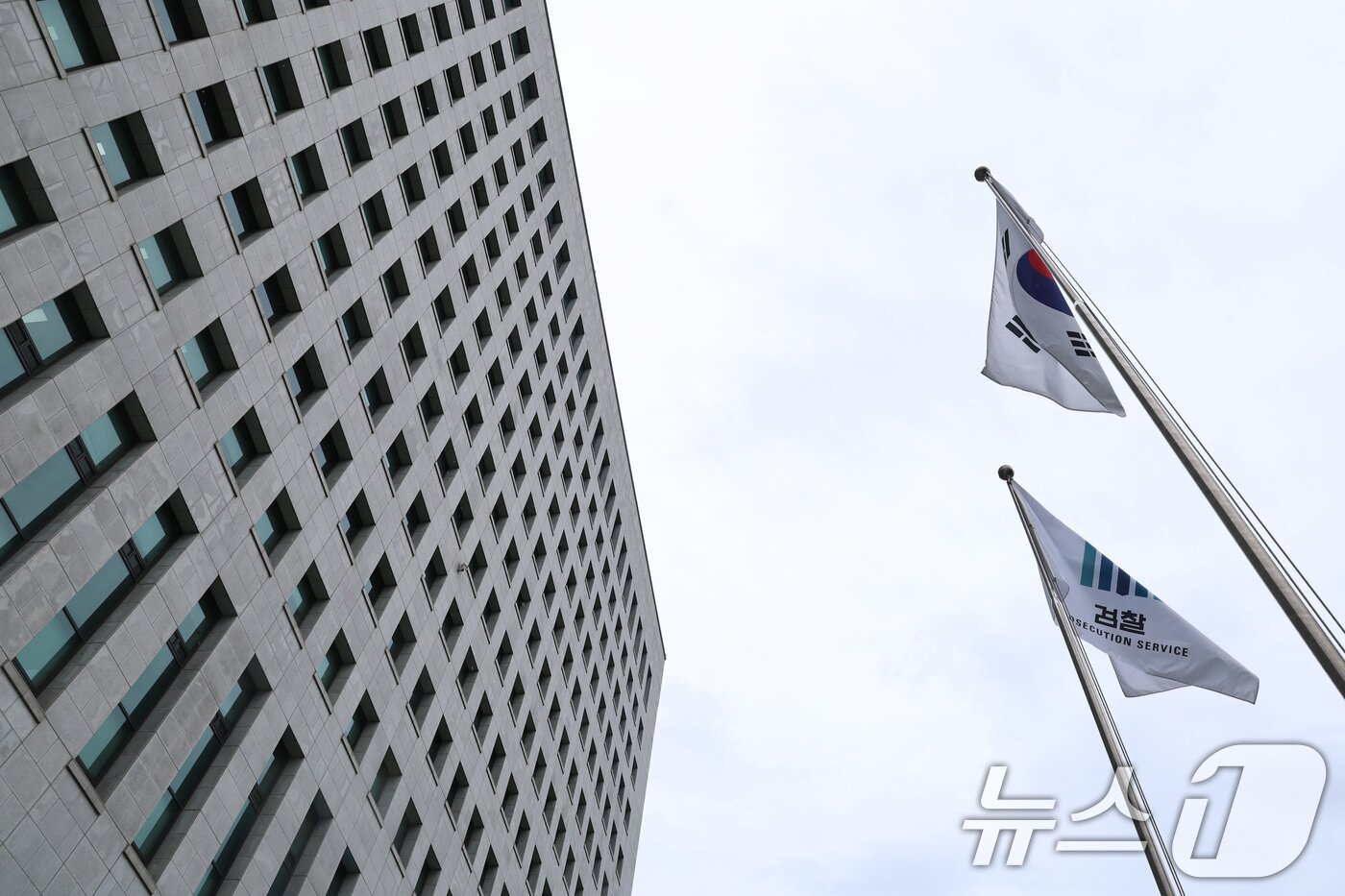본문 이미지 - 13일 서울 서초구 대검찰청에 태극기와 검찰기가 나란히 바람에 흔들리고 있다. 2025.8.13/뉴스1 ⓒ News1 구윤성 기자