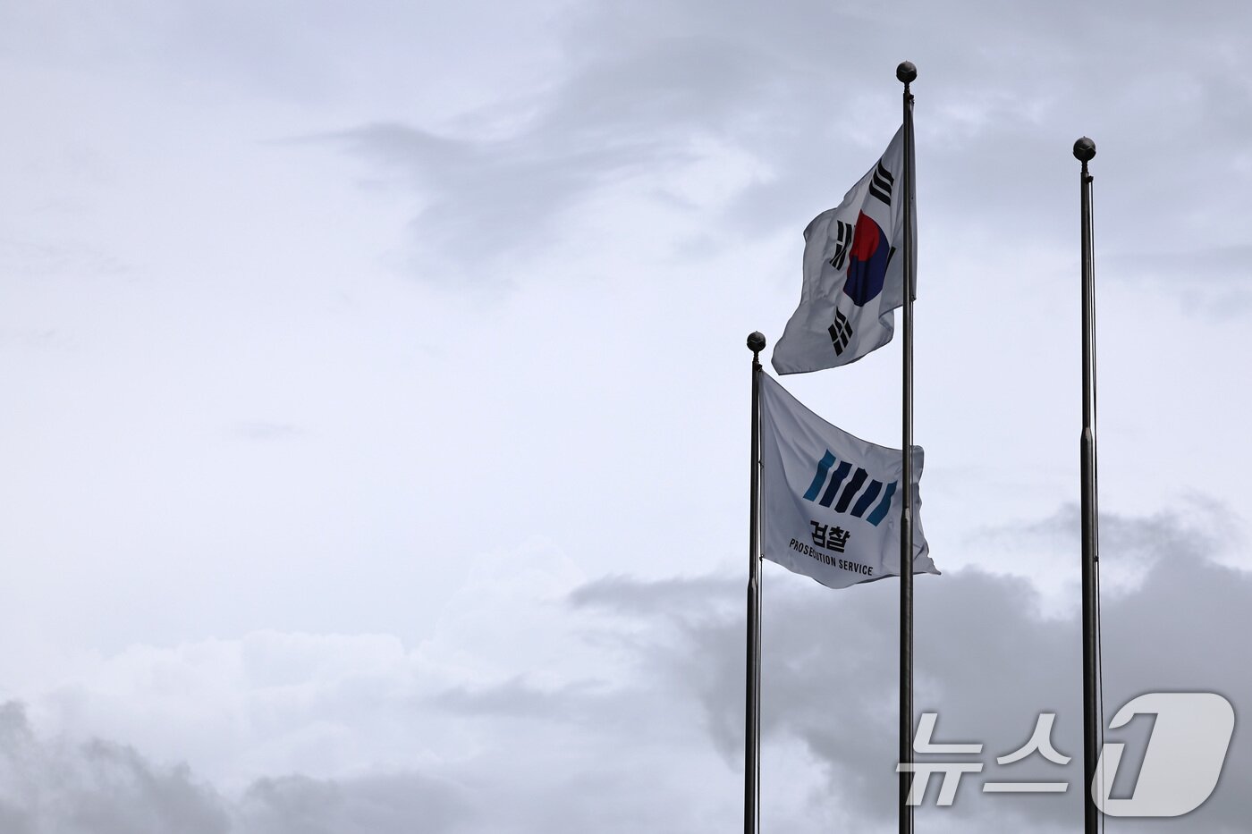 본문 이미지 - 13일 서울 서초구 대검찰청에 태극기와 검찰기가 나란히 바람에 흔들리고 있다. 국정기획위원회는 이날 검찰청 폐지와 공소청·중대범죄수사청 신설 등 권력기관의 권한 개혁이 포함된 국정운영 5개년 계획안을 발표했다. 2025.8.13/뉴스1 ⓒ News1 구윤성 기자