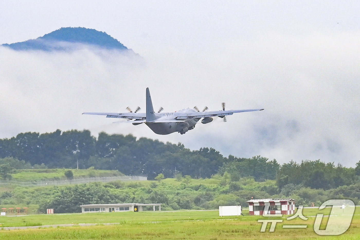 (서울=뉴스1) = 공군과 국가보훈부는 지난 12일부터 대한민국 임시정부 비행학교 관계자들의 후손들을 공식 초청했다고 13일 밝혔다.13일 공군 충주기지에서 후손들이 탑승한 C-1 …