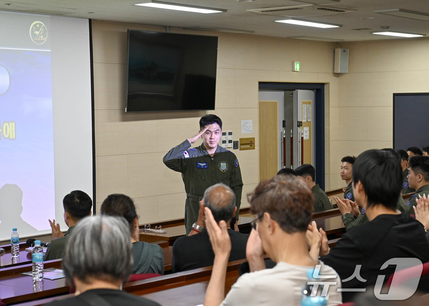 (서울=뉴스1) = 공군과 국가보훈부는 지난 12일부터 대한민국 임시정부 비행학교 관계자들의 후손들을 공식 초청했다고 13일 밝혔다.13일 공군 제1전투비행단 학생 조종사 대표가 …