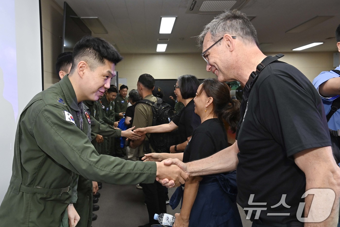 (서울=뉴스1) = 공군과 국가보훈부는 지난 12일부터 대한민국 임시정부 비행학교 관계자들의 후손들을 공식 초청했다고 13일 밝혔다.13일 공군 광주기지를 찾은 후손들이 학생조종사 …