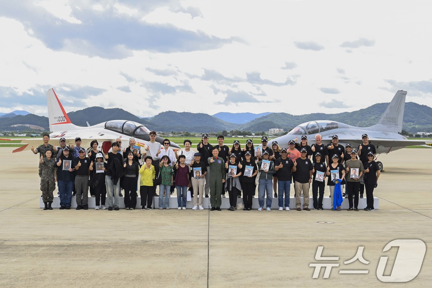 (서울=뉴스1) = 공군과 국가보훈부는 지난 12일부터 대한민국 임시정부 비행학교 관계자들의 후손들을 공식 초청했다고 13일 밝혔다.13일 공군 광주기지를 찾은 후손들과 제1전투비 …