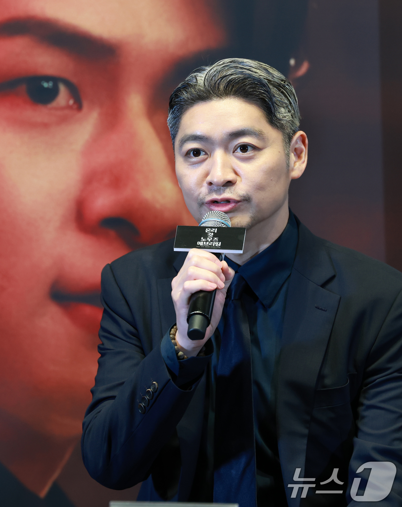 (서울=뉴스1) 권현진 기자 = 백승환 감독이 13일 오후 서울 삼성동 메가박스 코엑스에서 열린 영화 '온리 갓 노우즈 에브리띵' 언론시사회에 참석해 인사말을 하고 있다.'온리 갓 …