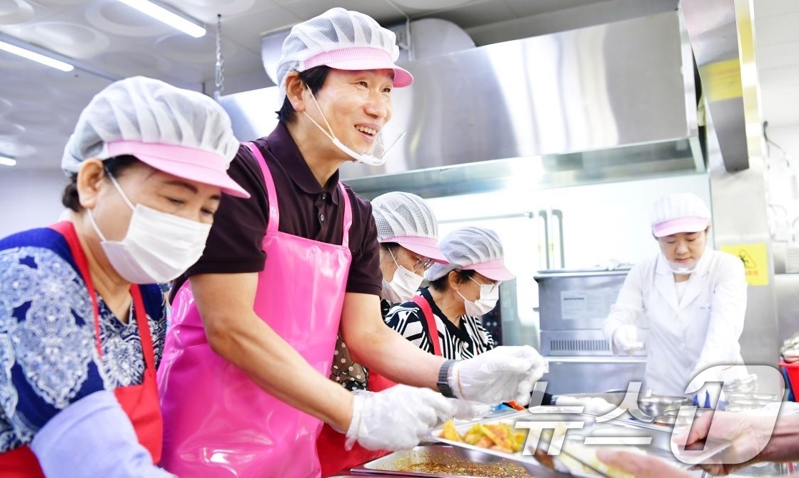 (경산=뉴스1) 정우용 기자 = 조현일 경산시장(왼쪽 두번째)이 12일 노인종합복지관에서 어르신들을 위한 배식 봉사를 하고 있다.조 시장은 "복지 사각지대 없는 따뜻한 도시를 만들 …