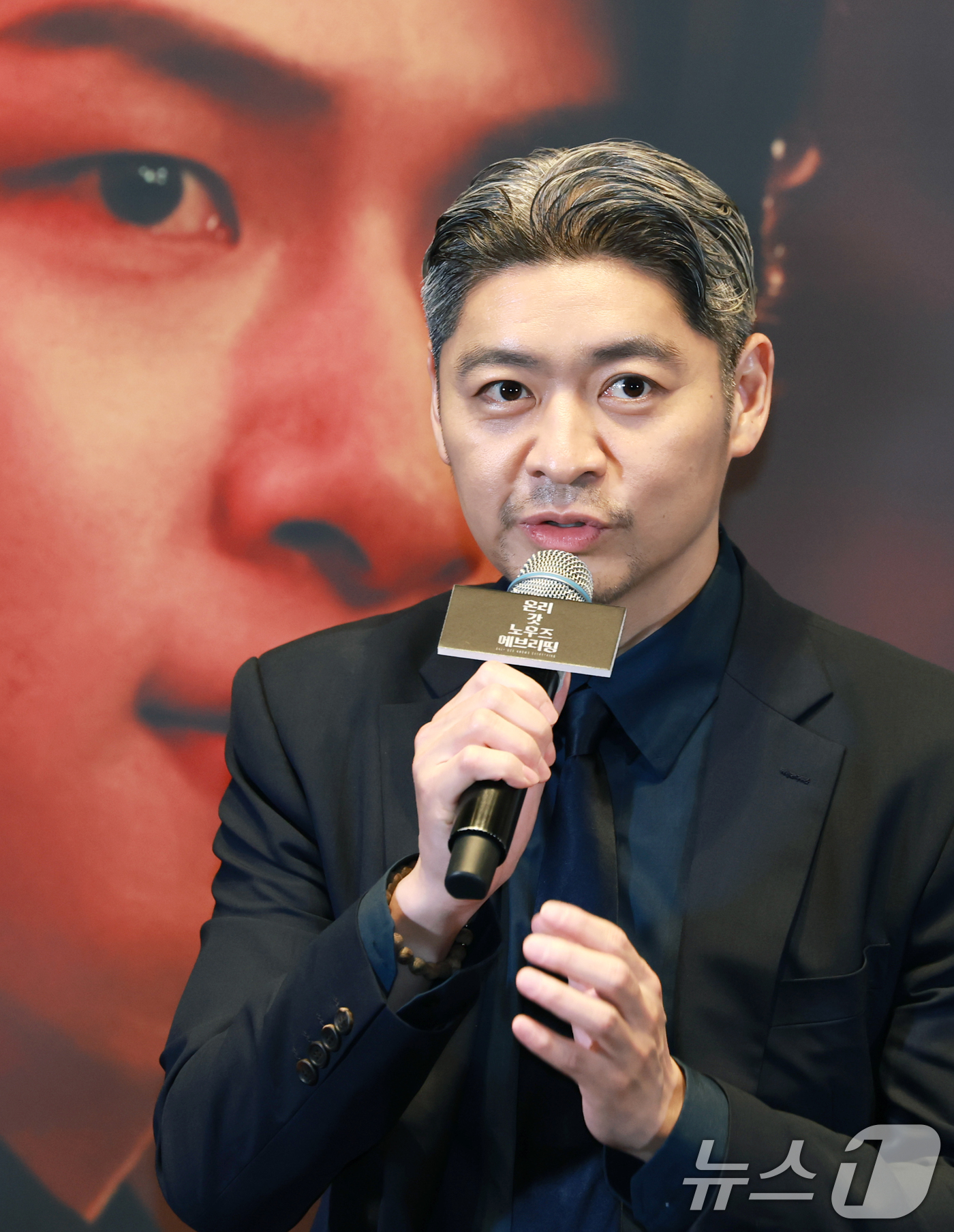 (서울=뉴스1) 권현진 기자 = 백승환 감독이 13일 오후 서울 삼성동 메가박스 코엑스에서 열린 영화 '온리 갓 노우즈 에브리띵' 언론시사회에 참석해 인사말을 하고 있다. 2025 …
