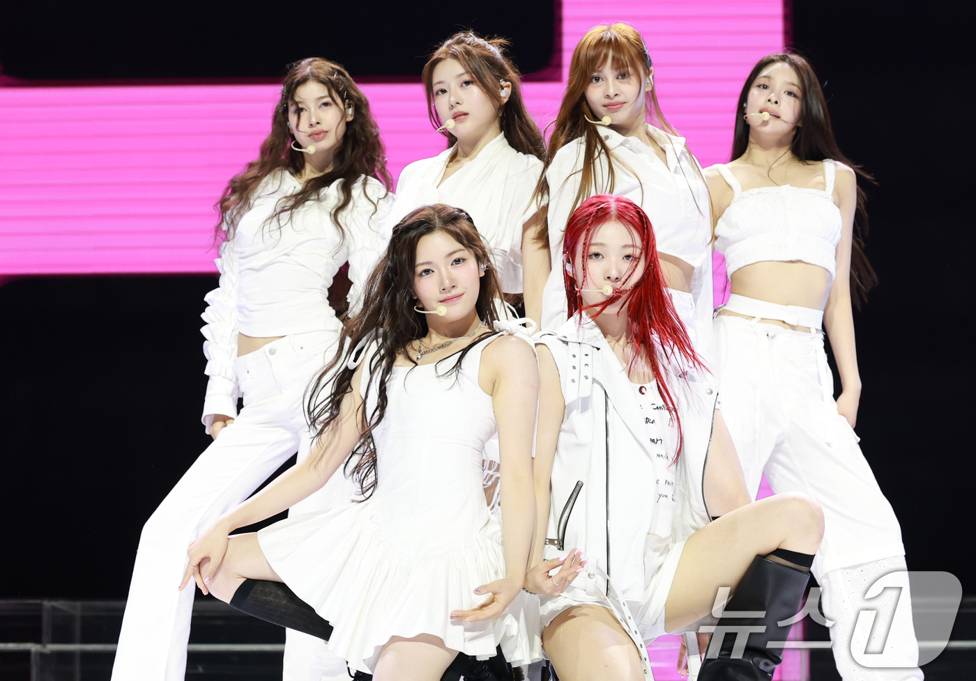 (서울=뉴스1) 권현진 기자 = 그룹 앳하트(AtHeart)가 13일 서울 한남동 블루스퀘어에서 가진 첫 번째 EP 'Plot Twist' 쇼케이스에서 타이틀 곡을 선보이고 있다. …