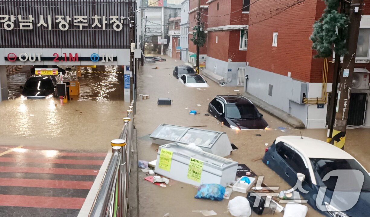 본문 이미지 - 인천지역에 집중호우가 내린 13일 인천 서구 인천강남시장 주차장이 침수돼 있다. &#40;독자 제공. 재판매 및 DB 금지&#41; 2025.8.13/뉴스1