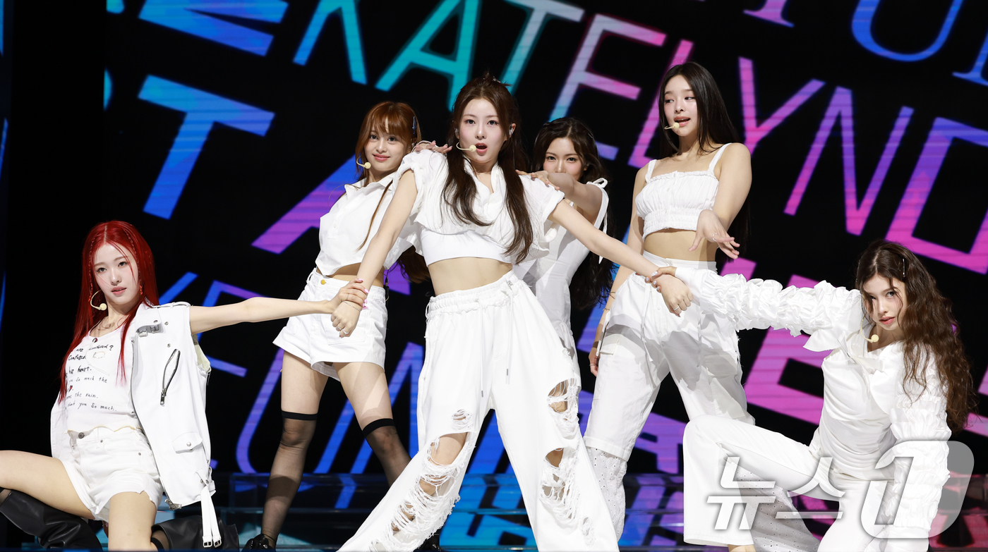 (서울=뉴스1) 권현진 기자 = 그룹 앳하트(AtHeart)가 13일 서울 한남동 블루스퀘어에서 가진 첫 번째 EP 'Plot Twist' 쇼케이스에서 타이틀 곡을 선보이고 있다. …