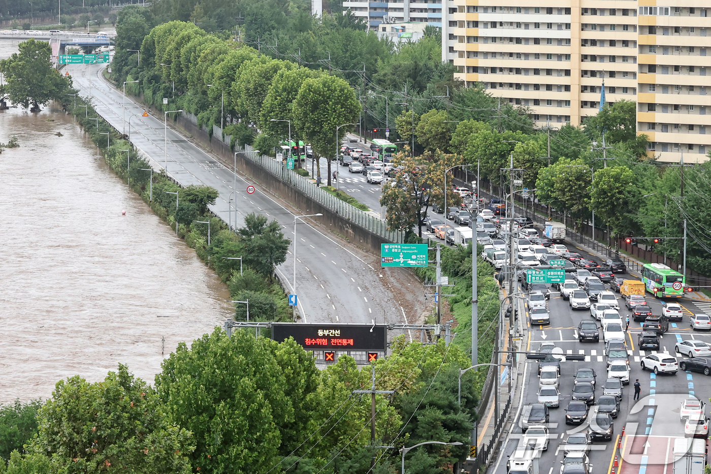 (서울=뉴스1) 민경석 기자 = 서울 동북·서북권에 호우경보가 발령된 13일 서울 노원구 월계동을 지나 흐르는 중랑천이 한때 범람해 동부간선도로 차량통행이 통제되고 있다. 2025 …