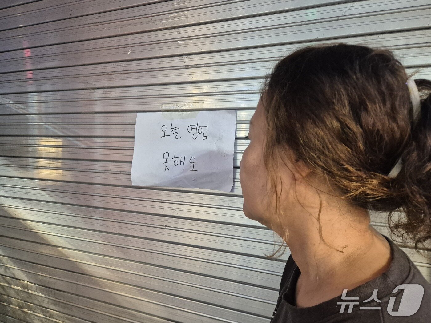 본문 이미지 - 인천 서구 정서진중앙시장 A 씨 가게 출입문. 이시명 기자/뉴스1