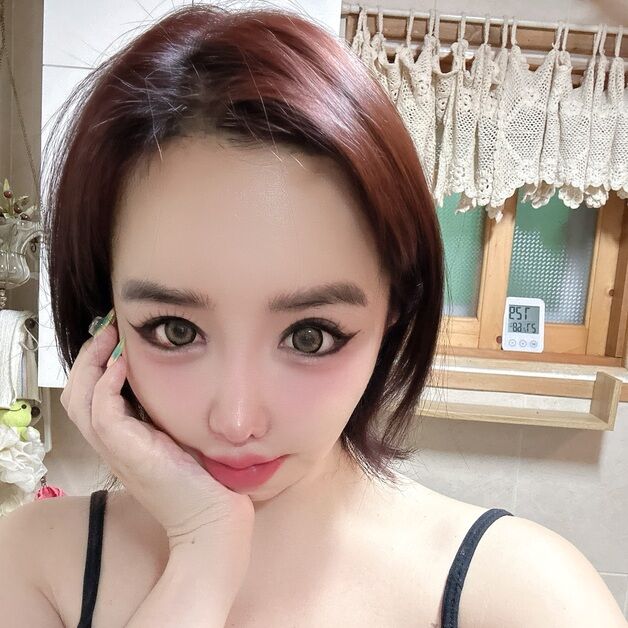 '2NE1 활동 중단' 박봄, 화장실서 어깨 드러낸 채 미소 [N샷]