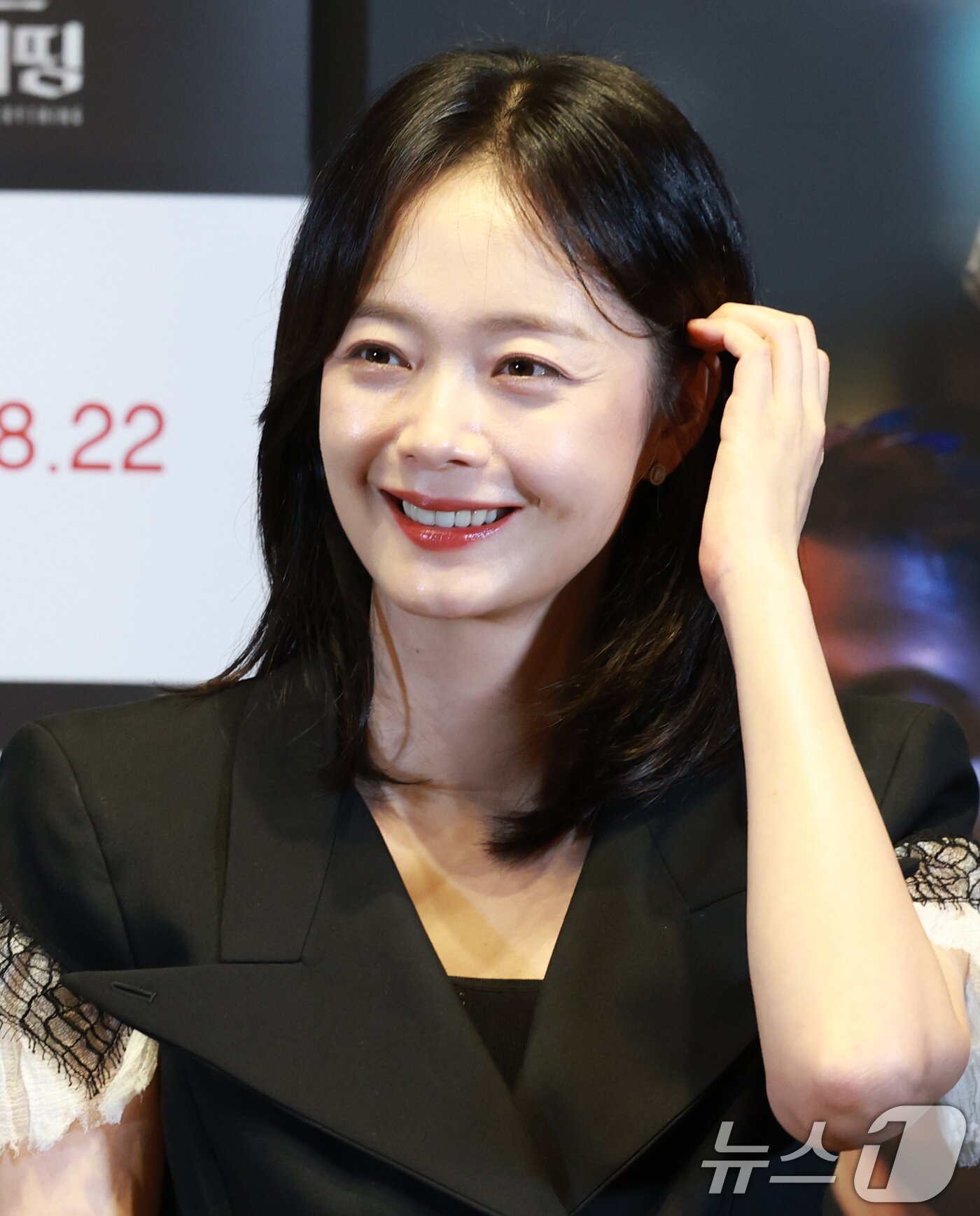 본문 이미지 - 배우 전소민이 13일 오후 서울 삼성동 메가박스 코엑스에서 열린 영화 '온리 갓 노우즈 에브리띵' 언론시사회에 참석해 미소를 짓고 있다. '온리 갓 노우즈 에브리띵'은 사제 서품을 받은 신부 도운(신승호)이 실종된 어머니의 죽음에 얽힌 고해성사를 듣고, 복수와 신앙심 사이의 딜레마 속에서 감춰진 비밀을 파헤치는 미스터리 추적 스릴러다. 2025.8.13/뉴스1 ⓒ News1 권현진 기자