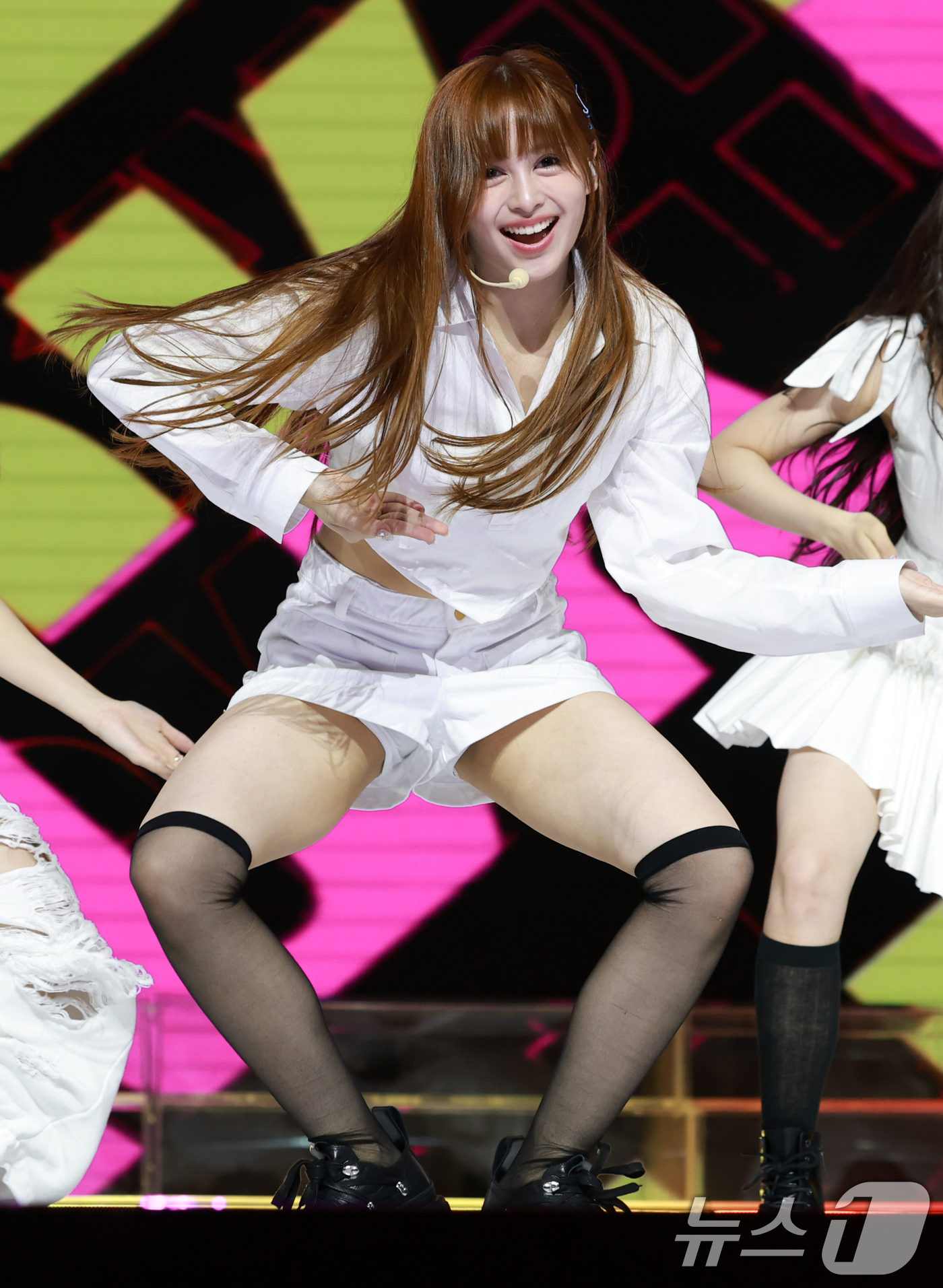 (서울=뉴스1) 권현진 기자 = 그룹 앳하트(AtHeart) 케이틀린이 13일 서울 한남동 블루스퀘어에서 가진 첫 번째 EP 'Plot Twist' 쇼케이스에서 타이틀 곡을 선보이 …