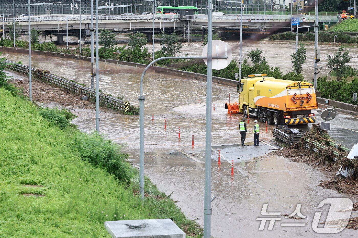 (서울=뉴스1) 민경석 기자 = 서울 동북·서북권에 호우경보가 발령된 13일 서울 노원구 월계동을 지나 흐르는 중랑천이 범람해 동부간선도로 통행 복구작업이 실시되고 있다. 2025 …
