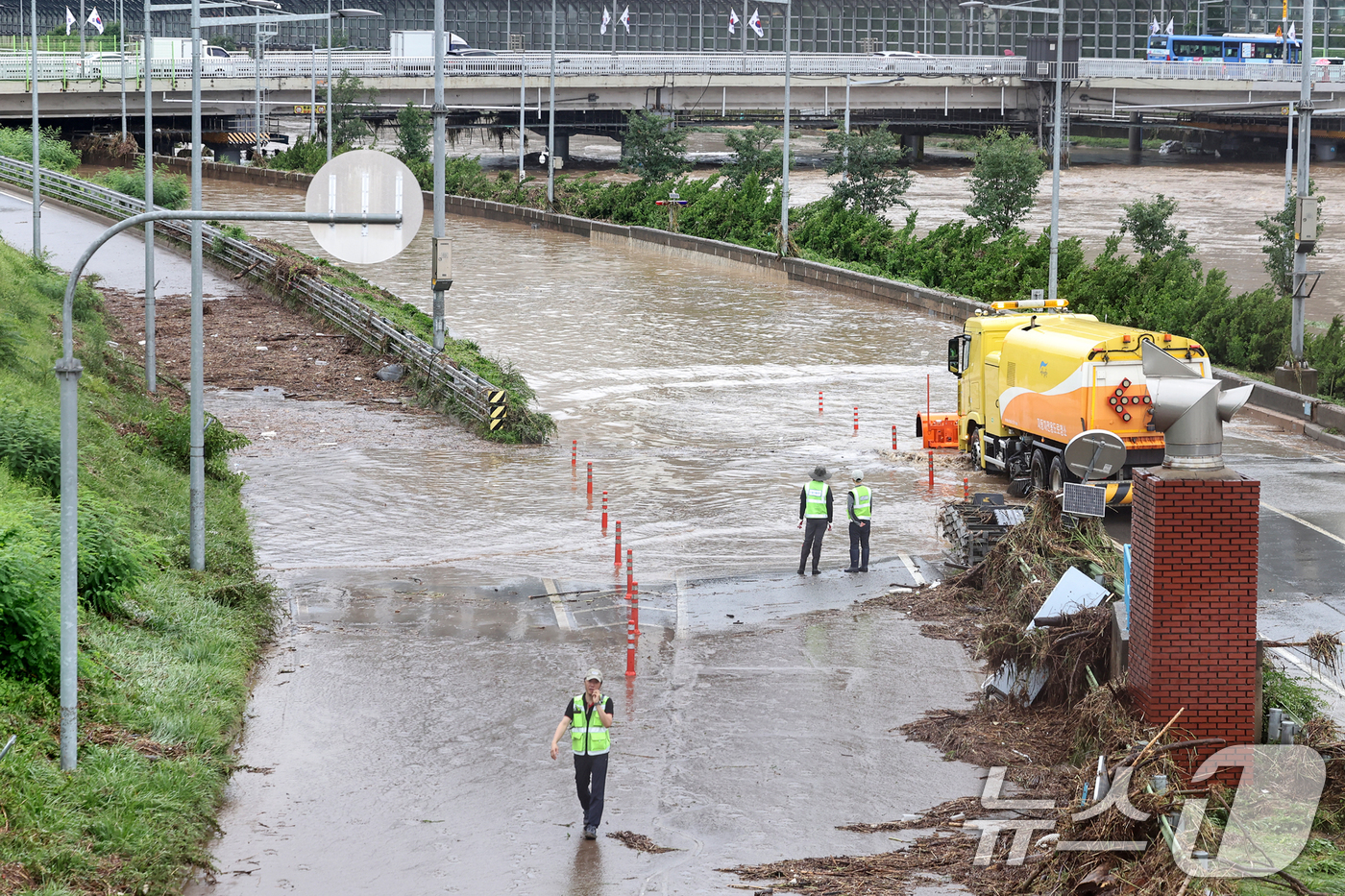 (서울=뉴스1) 민경석 기자 = 서울 동북·서북권에 호우경보가 발령된 13일 서울 노원구 월계동을 지나 흐르는 중랑천이 범람해 동부간선도로 통행 복구작업이 실시되고 있다. 2025 …