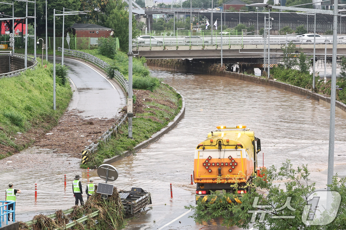 (서울=뉴스1) 민경석 기자 = 서울 동북·서북권에 호우경보가 발령된 13일 서울 노원구 월계동을 지나 흐르는 중랑천이 범람해 동부간선도로 통행 복구작업이 실시되고 있다. 2025 …