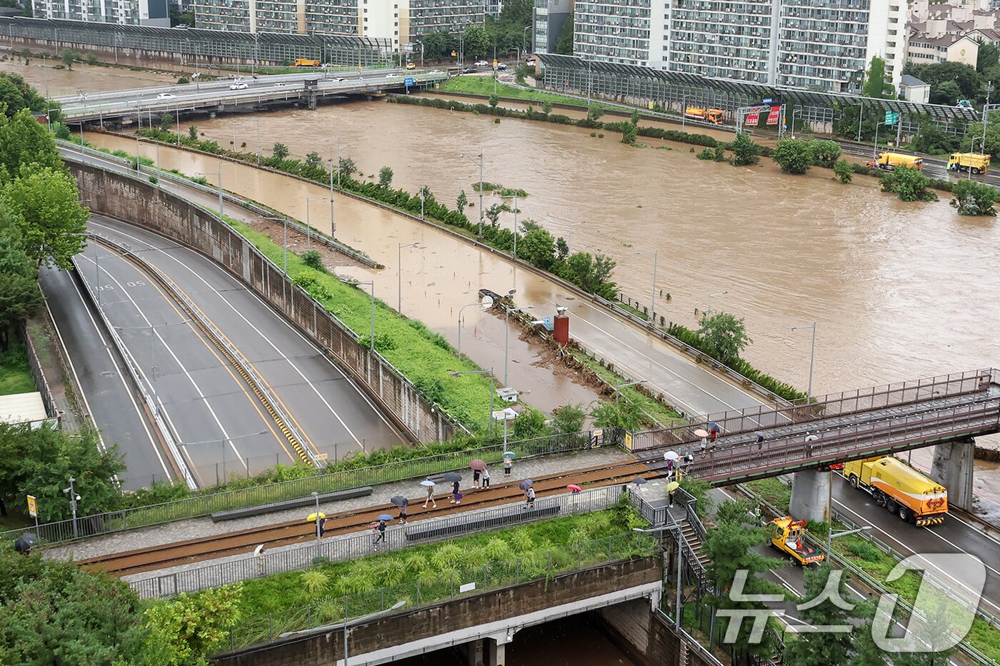본문 이미지 - 서울 동북·서북권에 호우경보가 발령된 13일 서울 노원구 월계동을 지나 흐르는 중랑천이 범람해 동부간선도로 차량통행이 통제되고 있다. 2025.8.13/뉴스1 ⓒ News1 민경석 기자