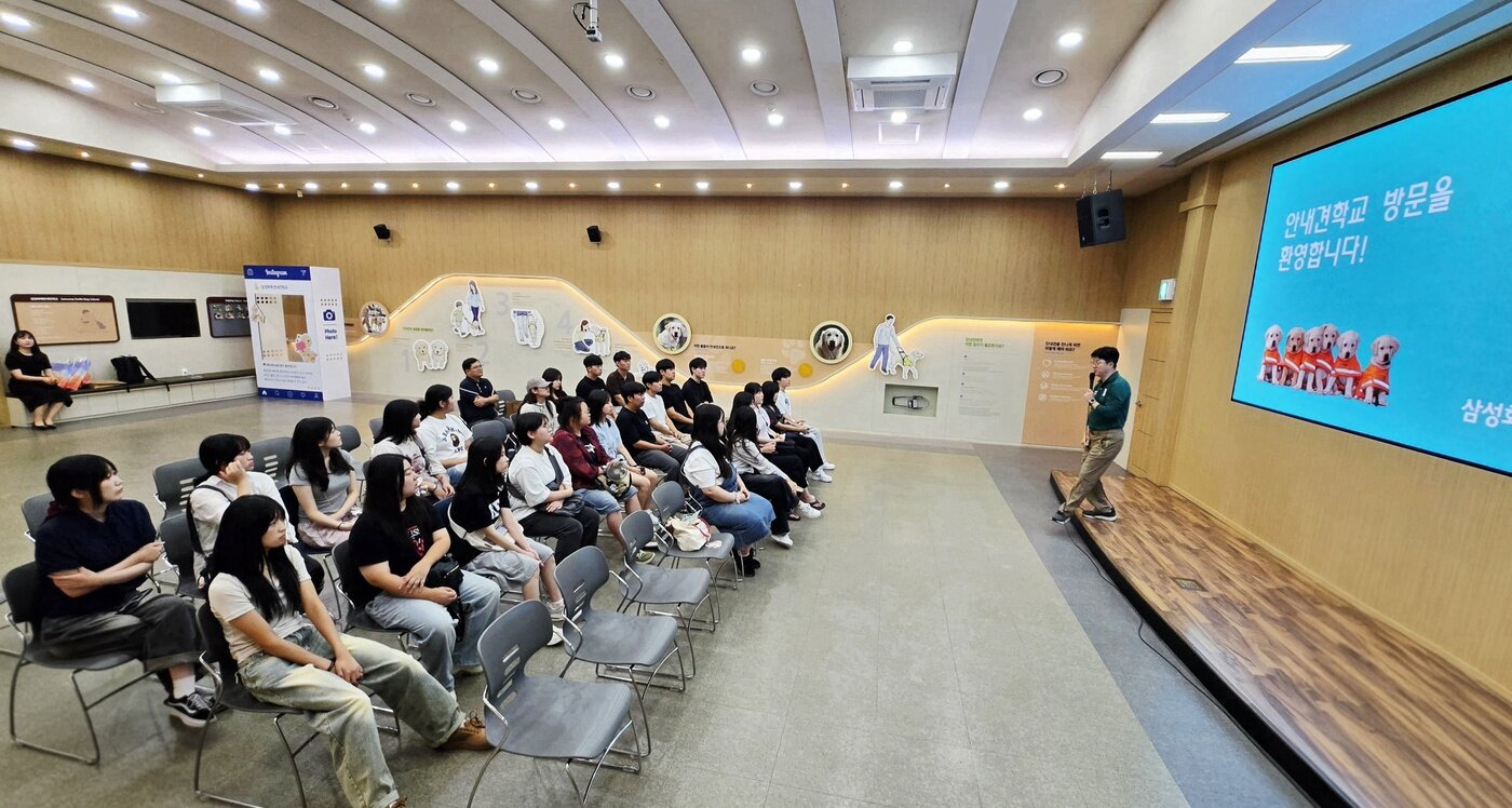 본문 이미지 - 박태진 삼성화재 안내견학교 교장(수의사)이 안내견 교육 및 양성과정에 대해 교육하는 모습(GDIN 제공). ⓒ 뉴스1