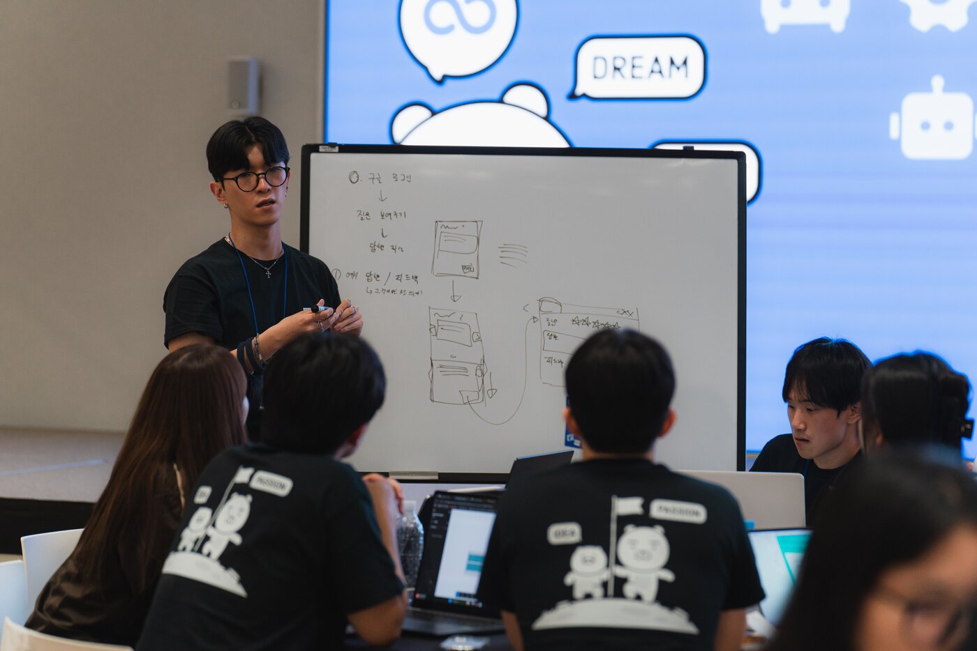 본문 이미지 - 카카오 테크 캠퍼스에 참여한 학생들이 밤새워 논의하는 모습 (카카오 제공)