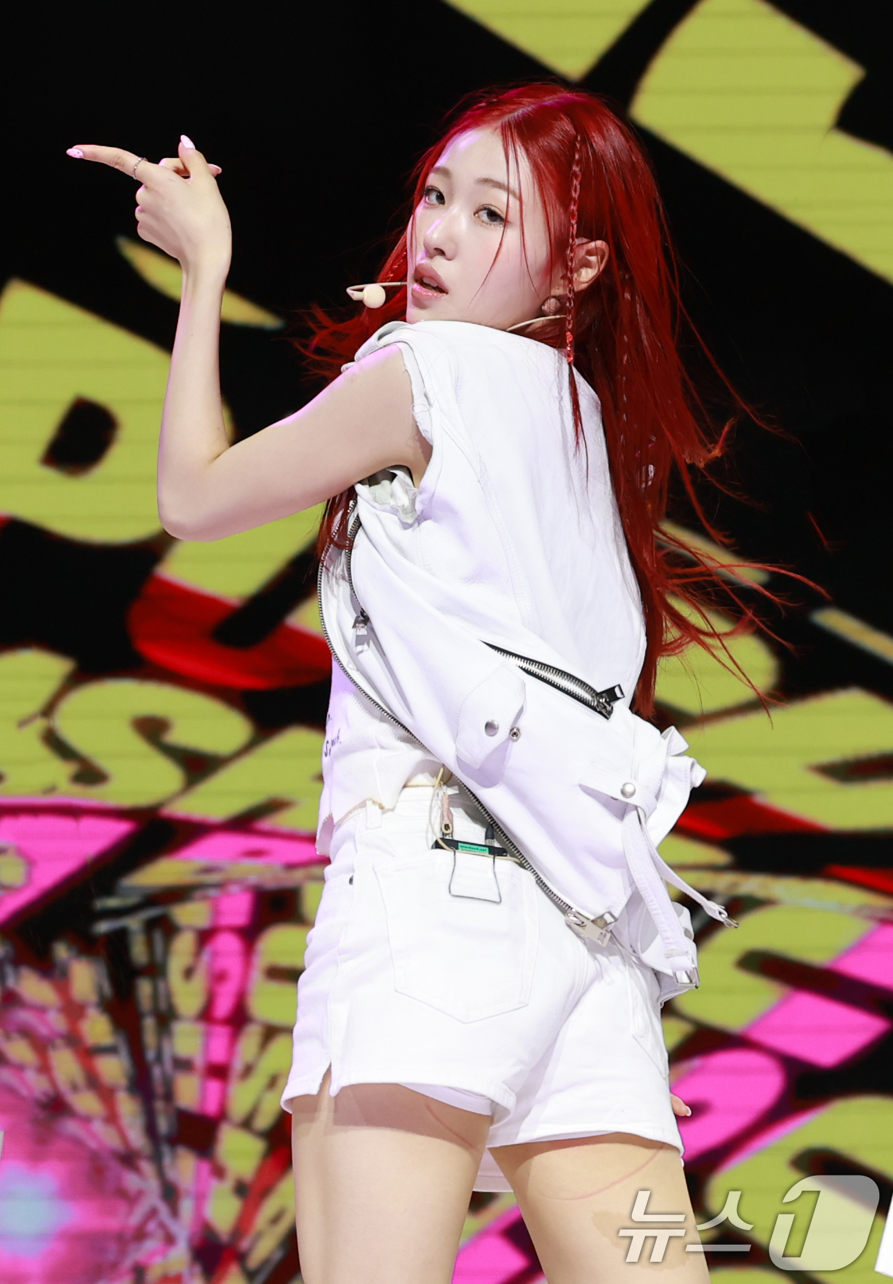 (서울=뉴스1) 권현진 기자 = 그룹 앳하트(AtHeart) 아린이 13일 서울 한남동 블루스퀘어에서 가진 첫 번째 EP 'Plot Twist' 쇼케이스에서 타이틀 곡을 선보이고 …