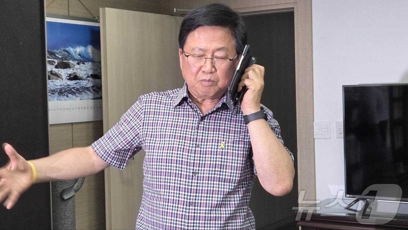 (세종=뉴스1) 장동열 기자 = 교육부 장관 후보자에 지명된 최교진 세종시 교육감이 13일 세종시 교육청 집무실에 들어오고 있다.  2025.8.13/뉴스1