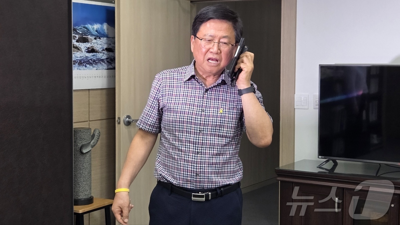 (세종=뉴스1) 장동열 기자 = 교육부 장관 후보자에 지명된 최교진 세종시 교육감이 13일 세종시 교육청 집무실에 들어오고 있다.  2025.8.13/뉴스1