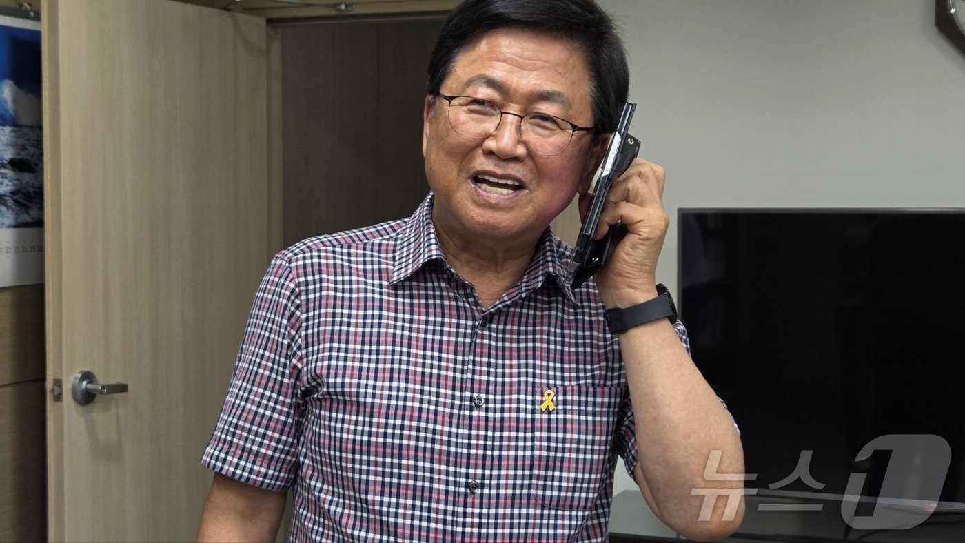 (세종=뉴스1) 장동열 기자 = 교육부 장관 후보자에 지명된 최교진 세종시 교육감이 13일 세종시 교육청 집무실에 들어오고 있다.  2025.8.13/뉴스1