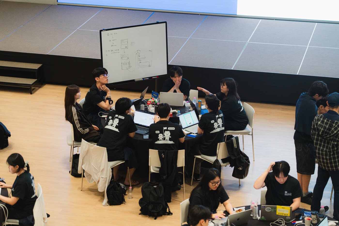 본문 이미지 - 카카오 테크 캠퍼스에 참여한 학생들이 아이디어 회의를 진행하는 모습 (카카오 제공)