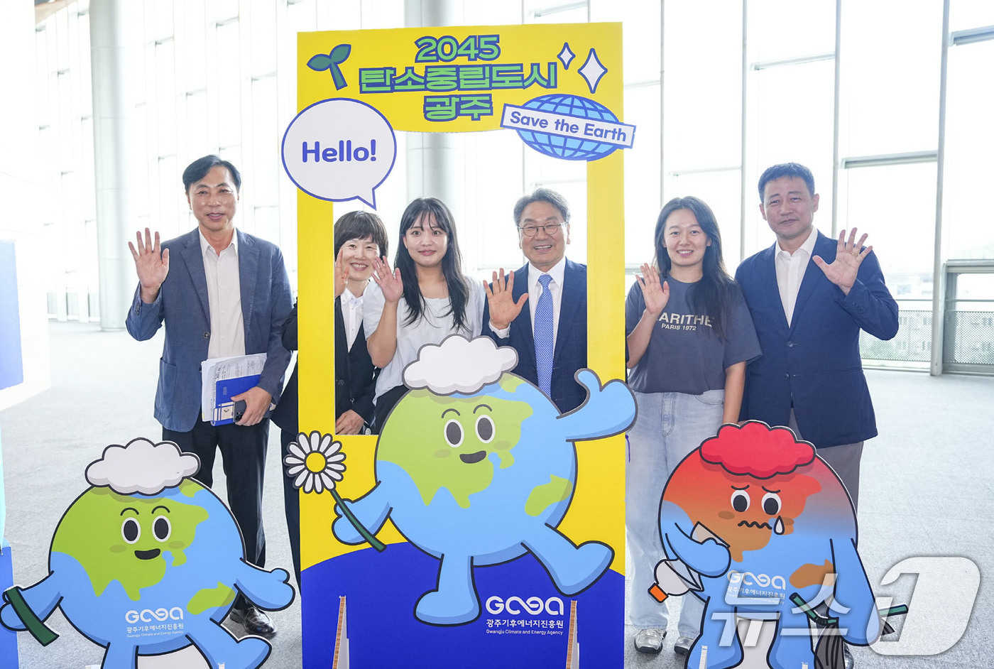 (광주=뉴스1) 박준배 기자 = 강기정 광주시장이 13일 오후 서구 김대중컨벤션센터에서 열린 탄소중립 시민실천단 '빛고을 넷제로 프렌즈 발대식'에 참석해 고상연 광주기후에너지진흥원 …