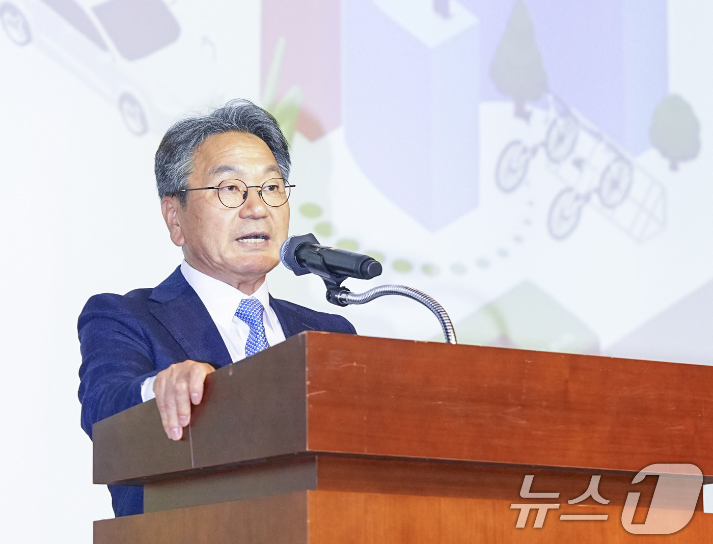 (광주=뉴스1) 박준배 기자 = 강기정 광주시장이 13일 오후 서구 김대중컨벤션센터에서 열린 탄소중립 시민실천단 '빛고을 넷제로 프렌즈 발대식'에 참석해 축사를 하고 있다.(광주시 …