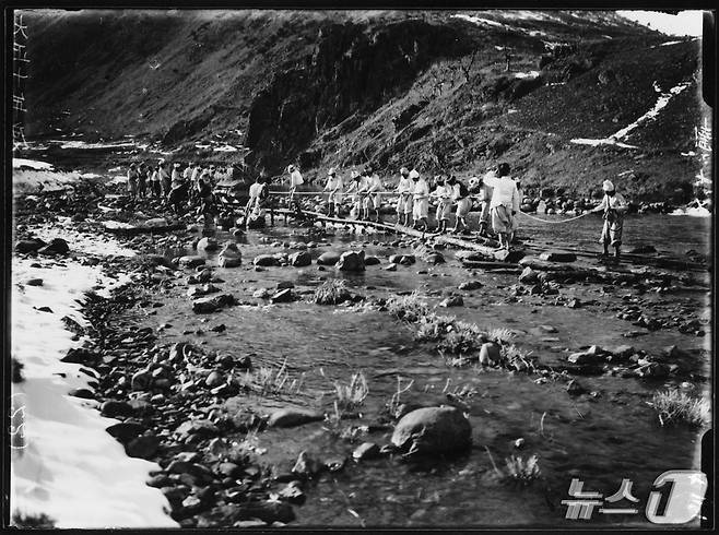 본문 이미지 - 일제에 의해 제천시 한수면 송계리 월광사지에서 반출되고 있는 원랑선사탑비가 개천을 건너고 있다.(제천문화원 제공. 재판매 및 DB금지)/뉴스1 