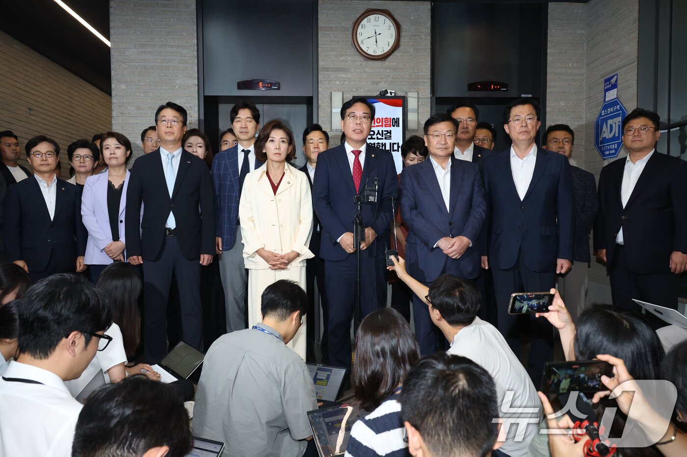 본문 이미지 - 송언석 국민의힘 비상대책위원장 겸 원내대표와 의원들이 13일 오후 서울 여의도 중앙당사에서 민중기 특별검사팀&#40;김건희 특검팀&#41;의 &#39;건진법사 청탁 의혹&#39; 관련 당사 압수수색에 대해 입장을 밝히고 있다. 2025.8.13/뉴스1 ⓒ News1 이광호 기자