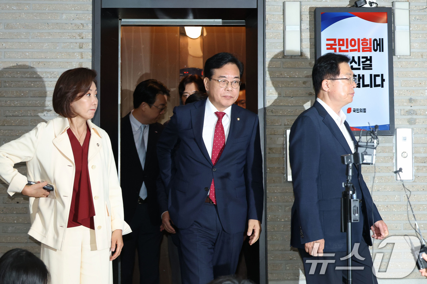 (서울=뉴스1) 이광호 기자 = 송언석 국민의힘 비상대책위원장 겸 원내대표와 의원들이 13일 오후 서울 여의도 중앙당사에서 민중기 특별검사팀(김건희 특검팀)의 '건진법사 청탁 의혹 …