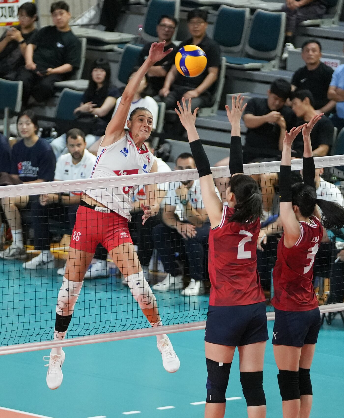 본문 이미지 - 2025 코리아인비테이셔널 진주국제여자배구대회 2차전을 치르는 한국여자배구대표팀&#40;대한배구협회 제공&#41;   