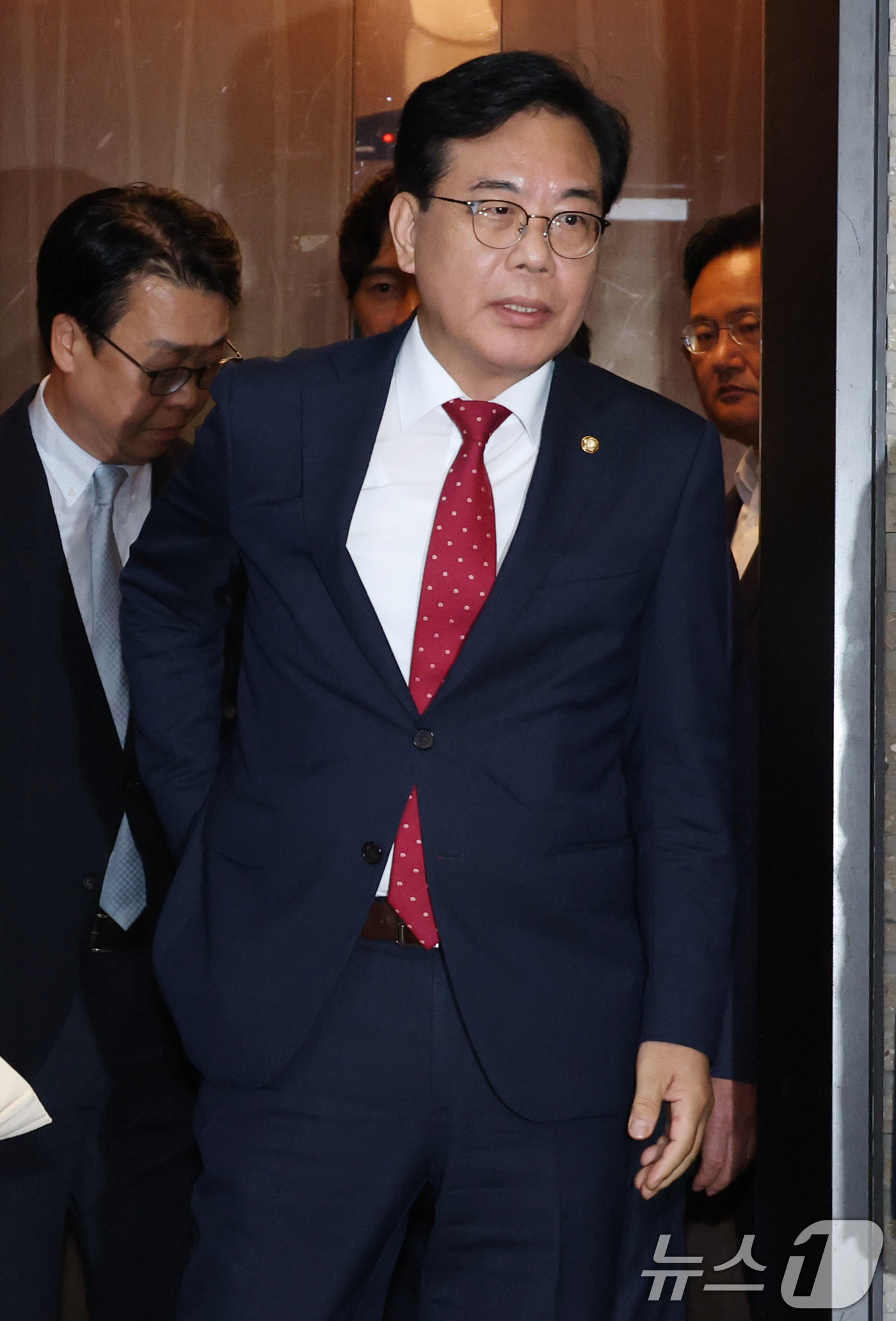 (서울=뉴스1) 이광호 기자 = 송언석 국민의힘 비상대책위원장 겸 원내대표와 의원들이 13일 오후 서울 여의도 중앙당사에서 민중기 특별검사팀(김건희 특검팀)의 '건진법사 청탁 의혹 …