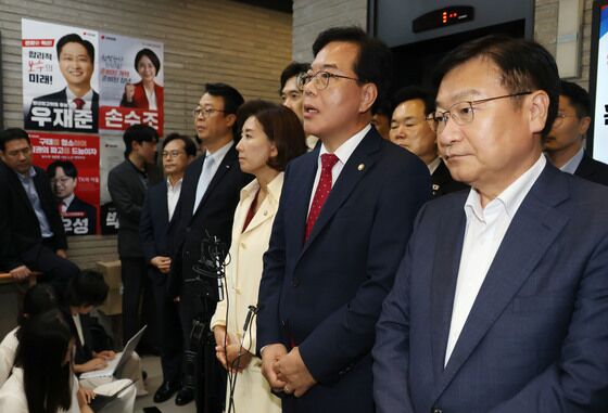 국힘 지도부 당사서 무기한 농성…"특검 영장 기한 안 끝나"