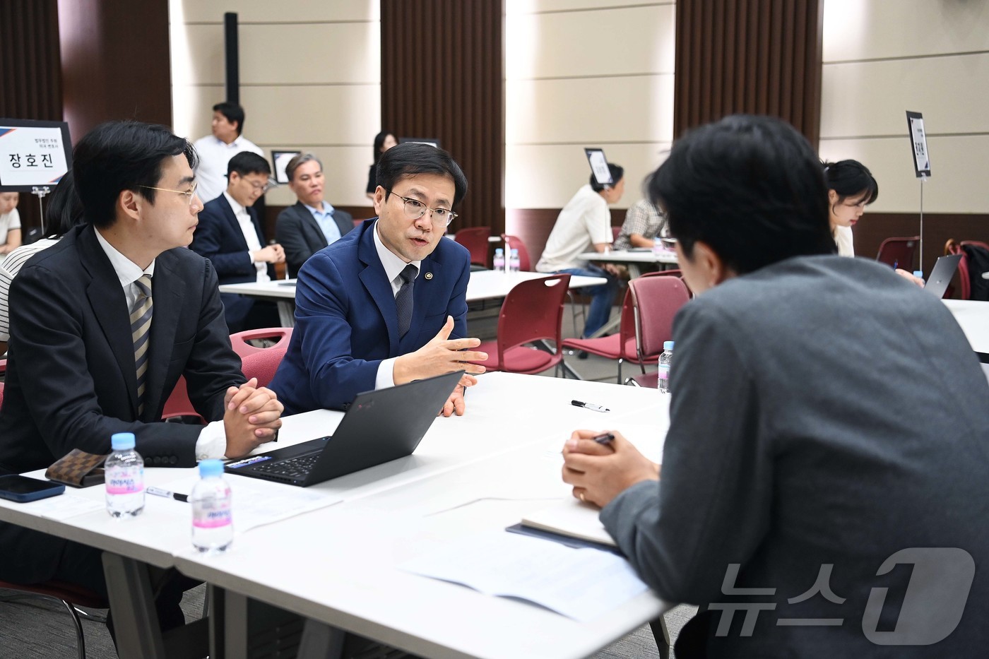 (서울=뉴스1) = 여한구 산업통상자원부 통상교섭본부장이 13일 서울 서초구 코트라(KOTRA) 회의실에서 열린 '관세대응 119 종합상담센터 현장방문 및 미국 관세영향 기업간담회 …